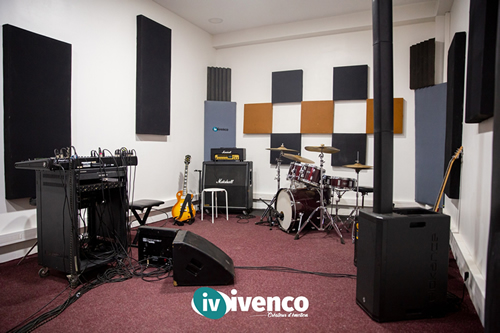Le son malgache a-t-il sa propre fréquence ? Ce que révèle l’acoustique d’un studio de répétition à Antananarivo